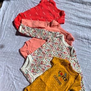 🌺NWOT Carter’s Newborn Girl Onesie Set of 4